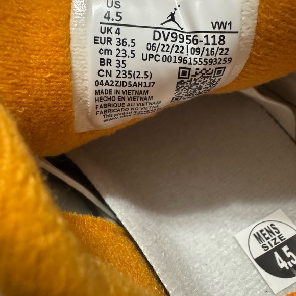 Nike Unisex-Adult Low-top Sneakers | Size 4.5 |cream/orange color - Picture 12 of 12